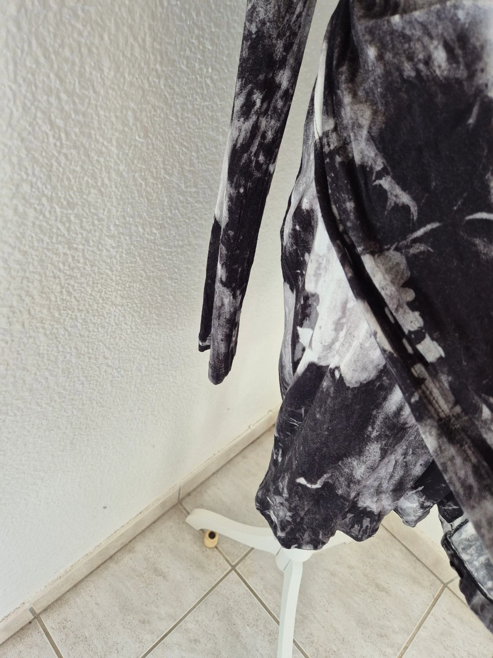 Robe Religion G 42 preta tie and dye mangas compridas decote em V drapeada chique noite 100% viscose – photo 4